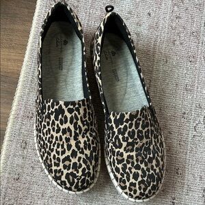 Clarks Leopard-Pattern Slip-On Flats in Black and Tan New